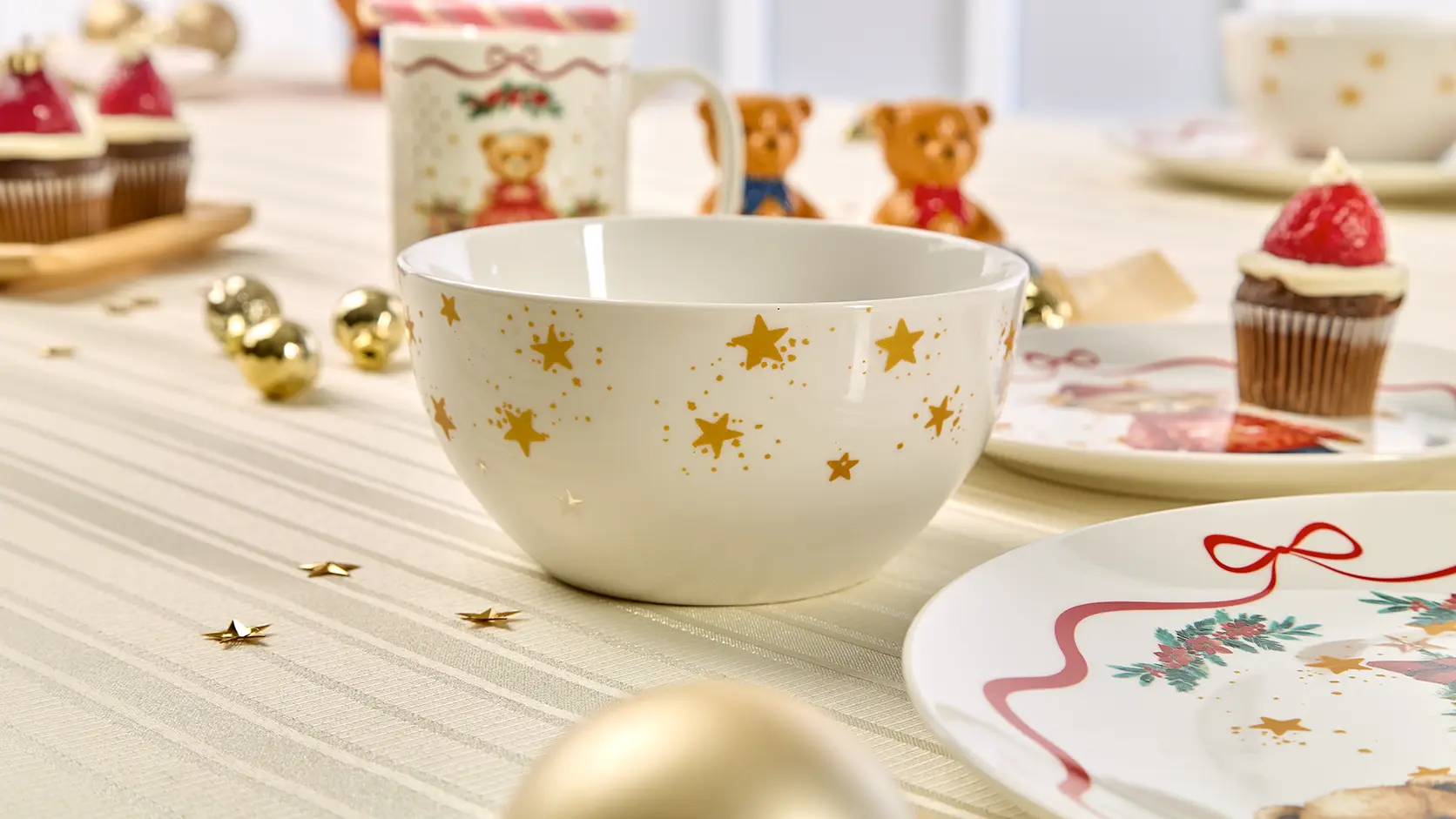 Vajilla TUCÁN de Whatshome sobre una mesa decorada con flores